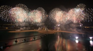 Amazing-New-Year's-fireworks-at-Atlantis,-The-Palm