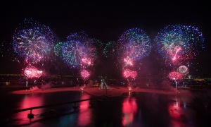 Amazing-New-Year's-fireworks-display-at-Atlantis,-The-Palm
