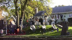 the_best_front_yard_decorations_for_halloween_05